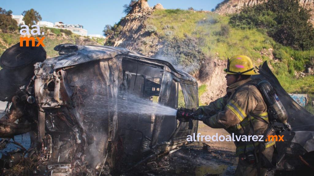 Aparatosa volcadura provoca el incendio de dos autos