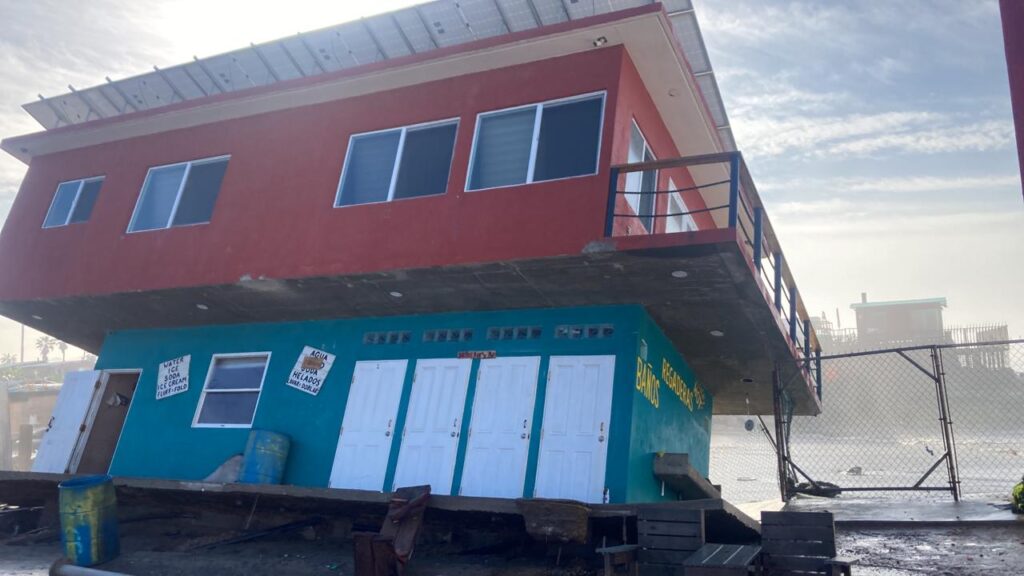 Oleaje alto provoca colapso de una vivienda en Rosarito