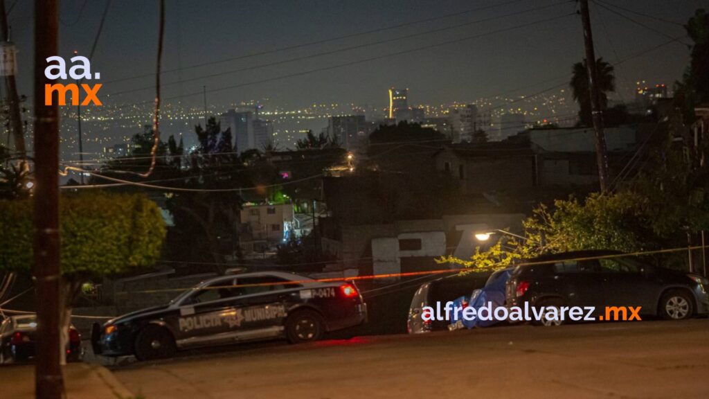 Joven muere al salir proyectado de auto que chocó con barda metálica