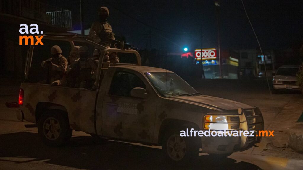 Joven muere al salir proyectado de auto que chocó con barda metálica