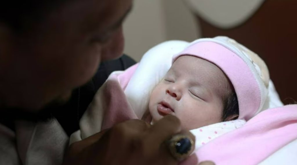 Aya, la bebé milagro ya fue adoptada