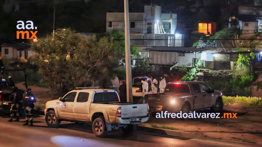 Calcinan a dos personas dentro de un auto