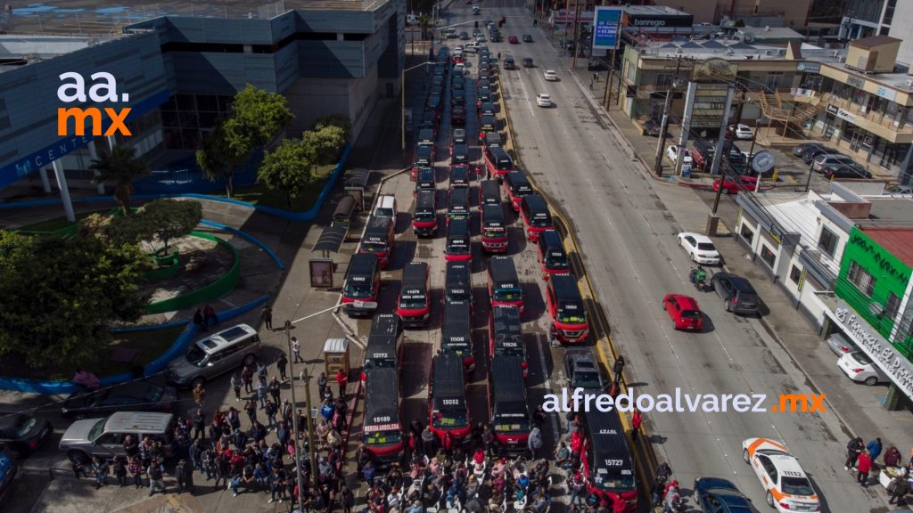 Transportistas del bulevar Agua Caliente se manifiestan contra decreto de saturación