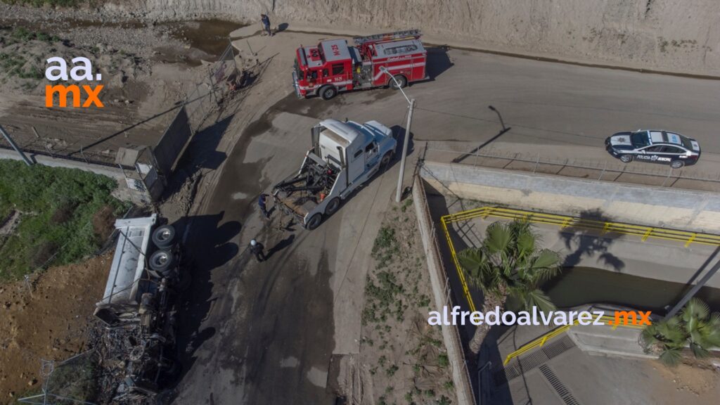 Tractocamión se vuelca e incendia en las inmediaciones del Terán Terán