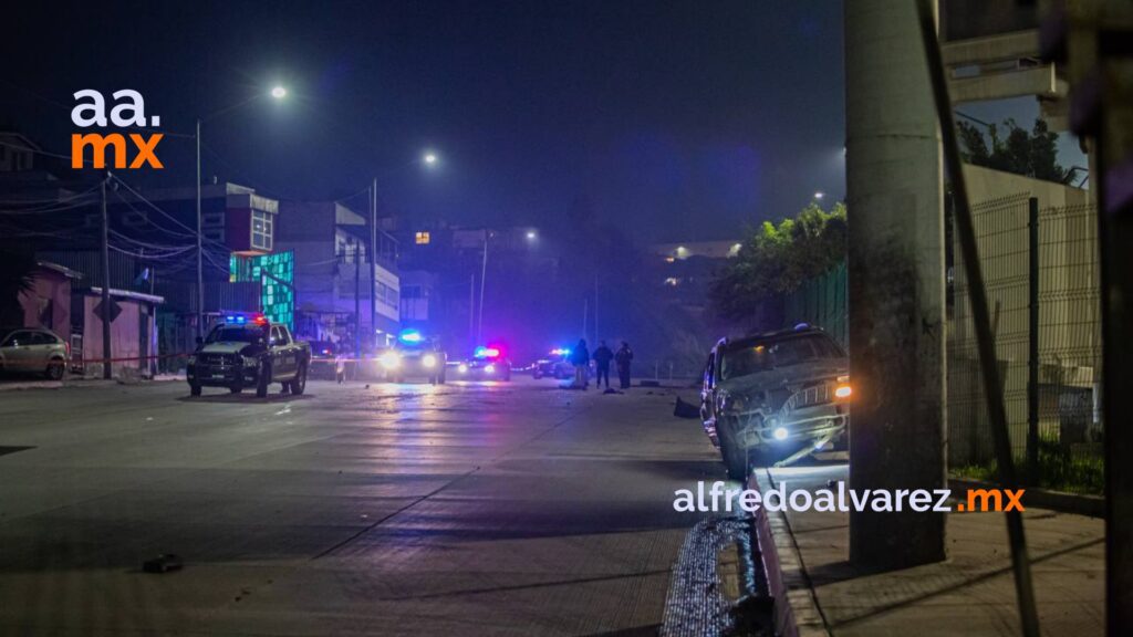 Joven muere al salir proyectado de auto que chocó con barda metálica