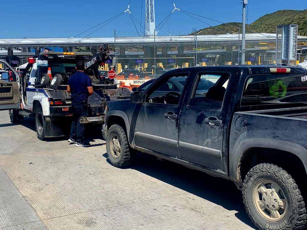 Detienen a una mujer que se metió a la línea y chocó a dos policías