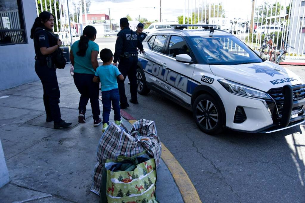Una madre y su hijo fueron asaltados y abandonados por traficantes de personas