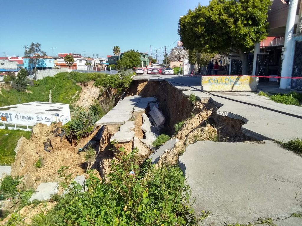Evacuan a 12 personas tras derrumbe de vialidad en Terrazas del Rubí