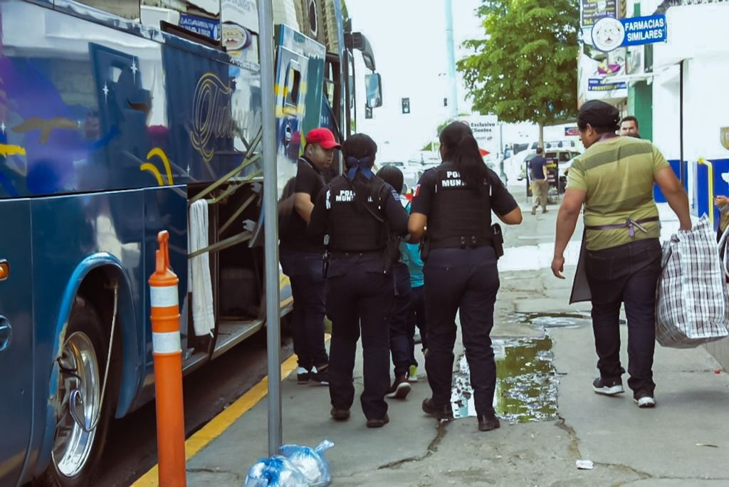 Una madre y su hijo fueron asaltados y abandonados por traficantes de personas