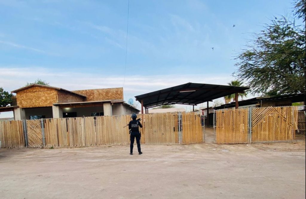 Autoridades resguardan predios tras localizar armas y auto robado
