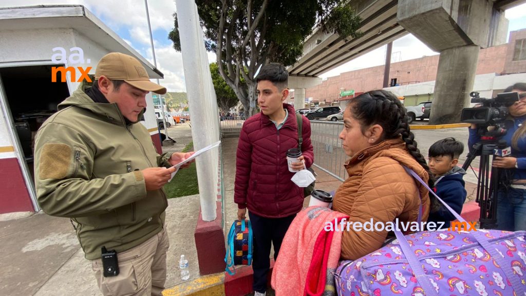 Carlos, el niño que ayudó a decenas de migrantes a hacer su cita, ha cruzado