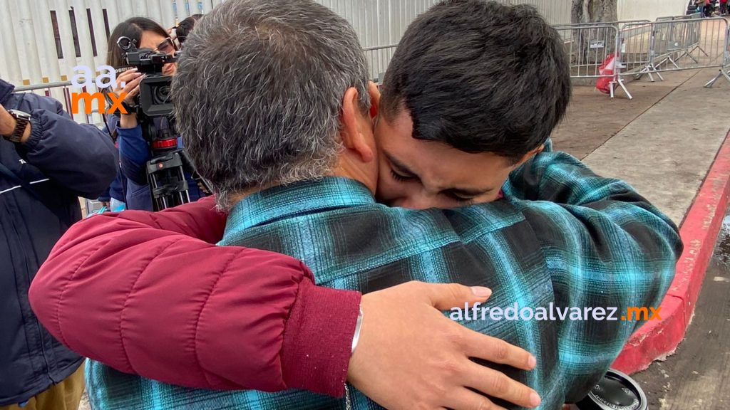 Carlos, el niño que ayudó a decenas de migrantes a hacer su cita, ha cruzado
