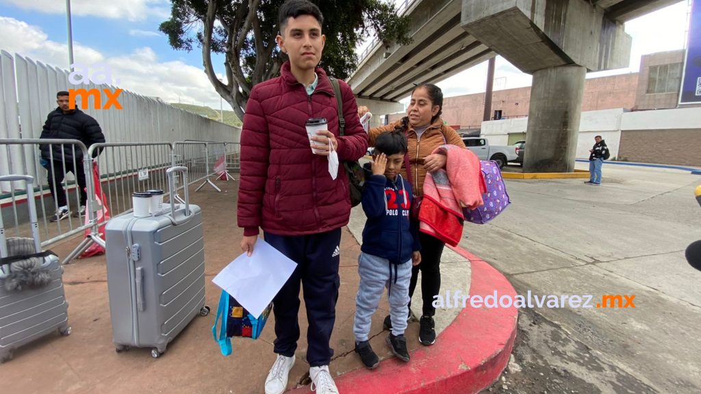 Carlos, el niño que ayudó a decenas de migrantes a hacer su cita, ha cruzado
