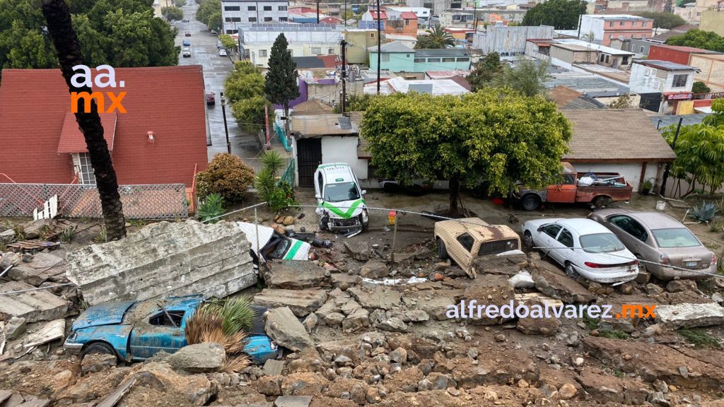 Derrumbe de una barda deja daños en seis vehículos