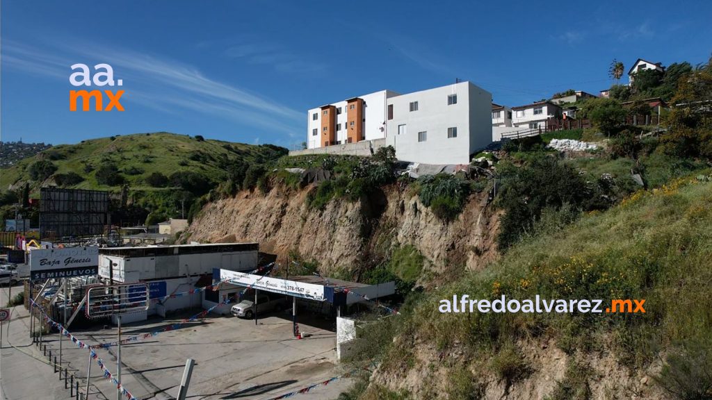 Cierre parcial en carretera a Rosarito por peligro de derrumbe