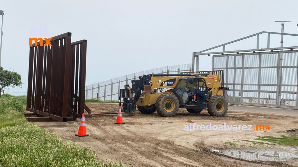 Autoridades de EU continúan con el reemplazo del muro en Parque de la Amistad