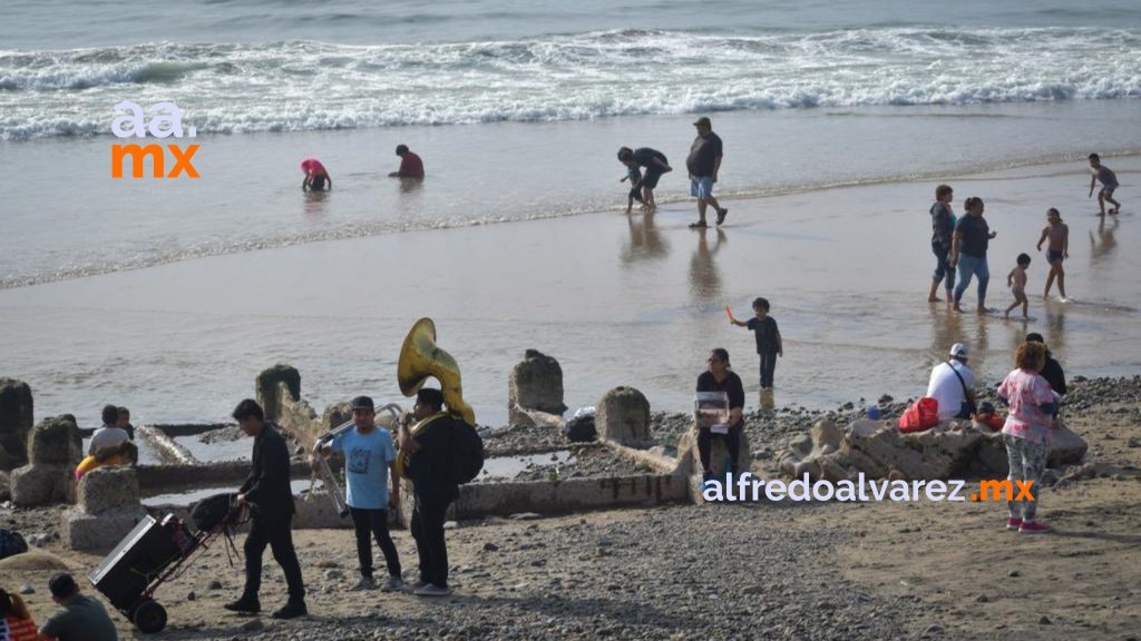 Ciudadanos asisten a la Playa pese al cierre preventivo Ciudadanos asisten a la Playa pese al cierre preventivo