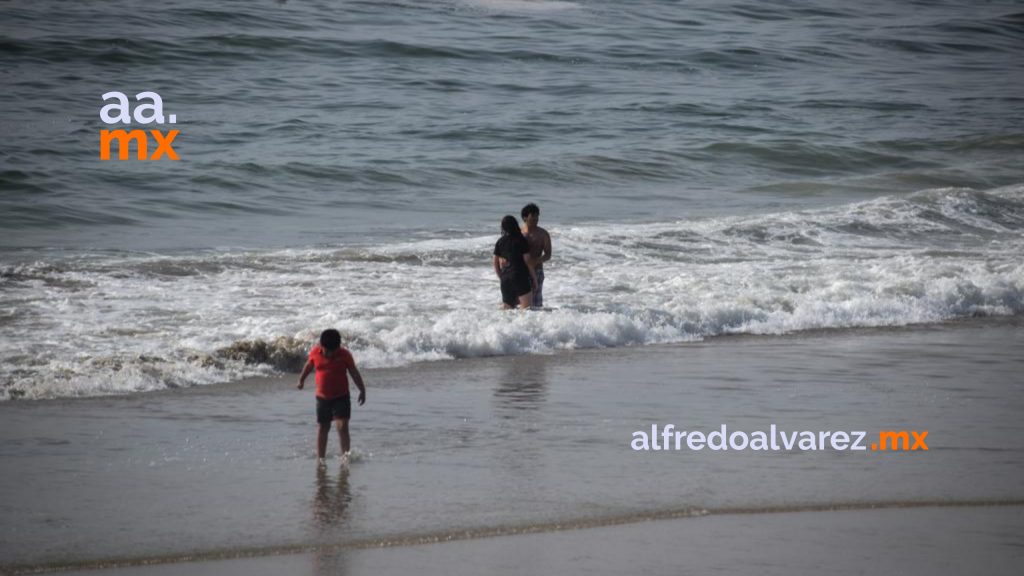 Ciudadanos asisten a la Playa pese al cierre preventivo Ciudadanos asisten a la Playa pese al cierre preventivo
