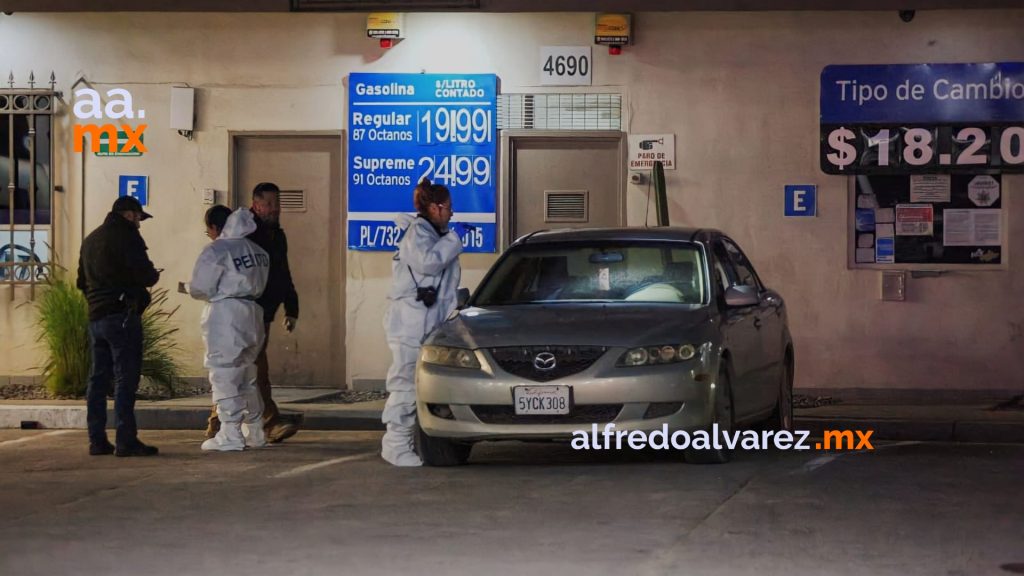 Abren fuego contra dos hombres en una gasolinera