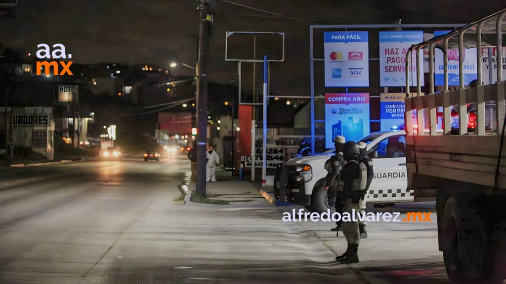 Abren fuego contra dos hombres en una gasolinera