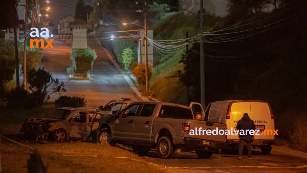 Queman taxi libre con una persona al interior