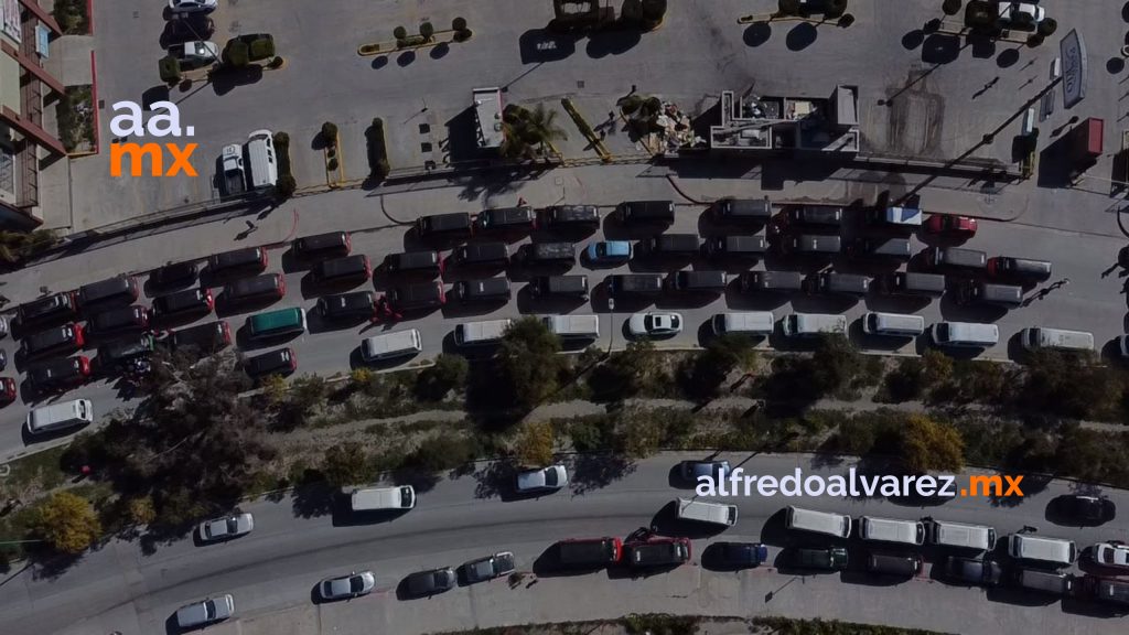 Miles de taxistas rojo y negro se manifiestan contra plan de movilidad