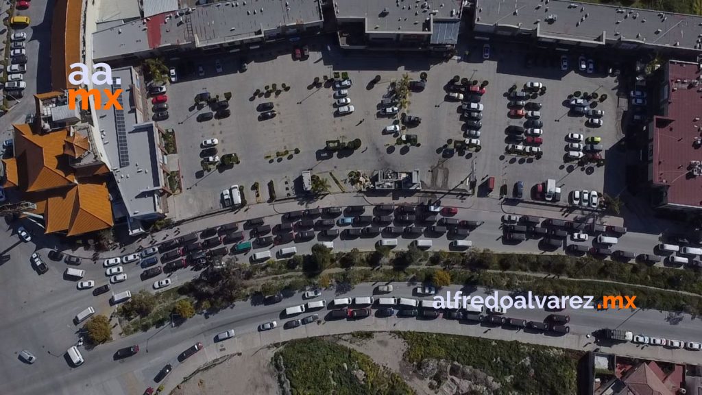 Miles de taxistas rojo y negro se manifiestan contra plan de movilidad