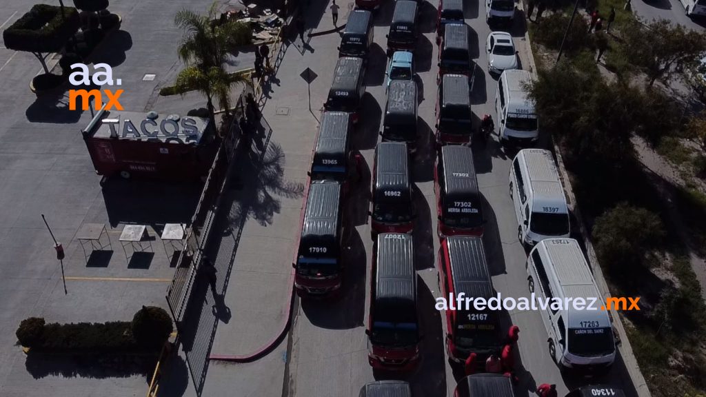 Miles de taxistas rojo y negro se manifiestan contra plan de movilidad