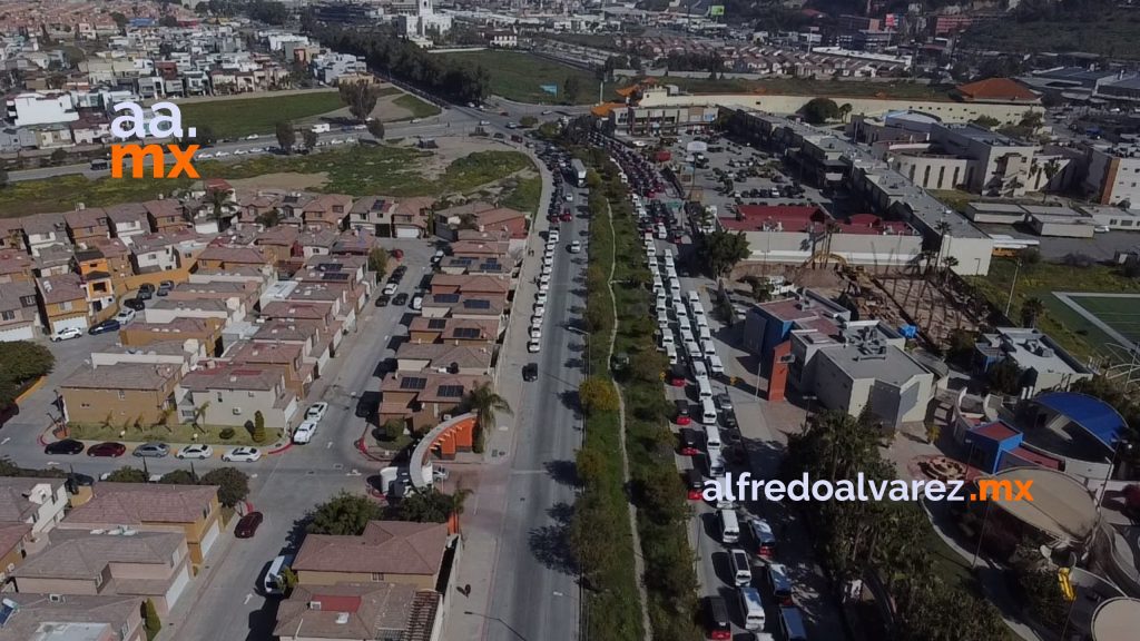 Miles de taxistas rojo y negro se manifiestan contra plan de movilidad