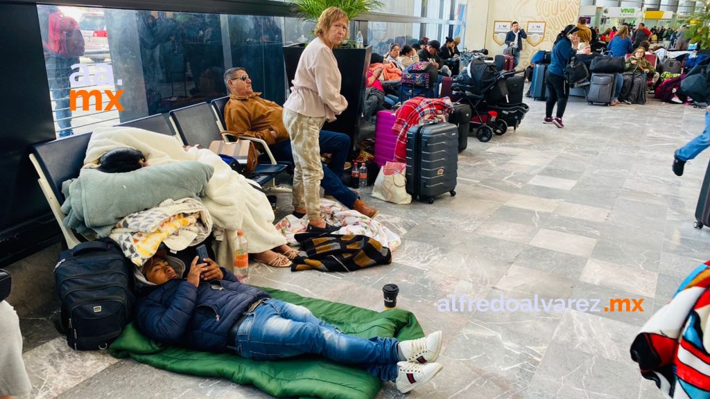 Decenas de pasajeros quedaron varados en el Aeropuerto de Tijuana
