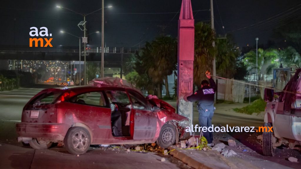 Hombre muere al circular a exceso de velocidad y chocar con un poste Hombre muere al circular a exceso de velocidad y chocar con un poste