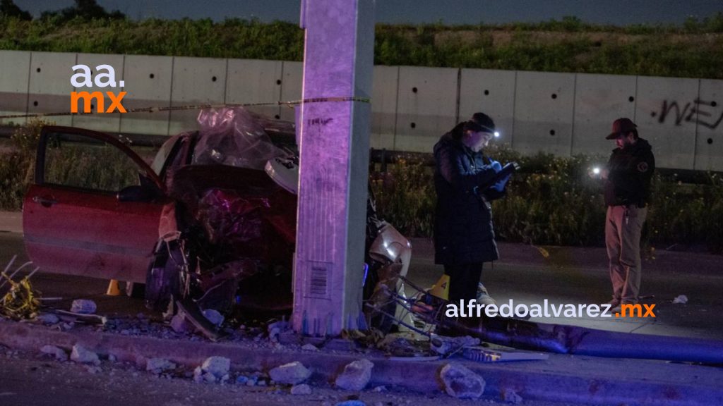 Hombre muere al circular a exceso de velocidad y chocar con un poste Hombre muere al circular a exceso de velocidad y chocar con un poste