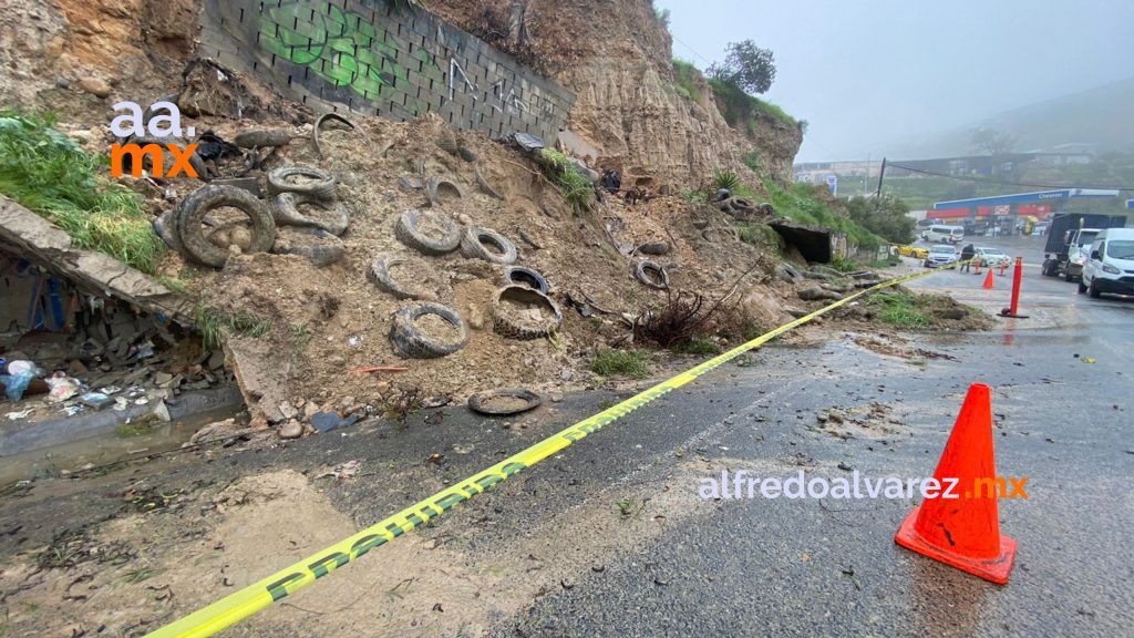 Lluvias provocan derrumbe sobre el Libramiento Rosas Magallón Lluvias provocan derrumbe sobre el Libramiento Rosas Magallón