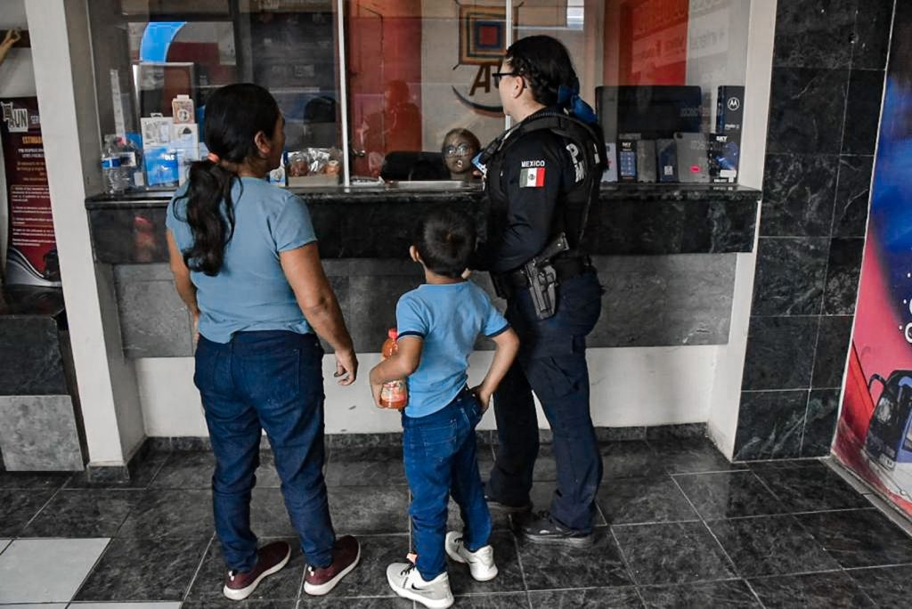 Una madre y su hijo fueron asaltados y abandonados por traficantes de personas