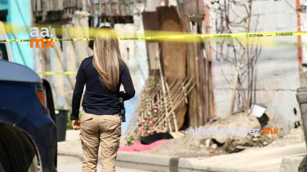 Estrangulan a mujer, la sacan de su casa y la dejan en la banqueta