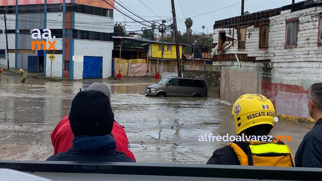 Mujer quedó atrapada al intentar cruzar por calle inundada