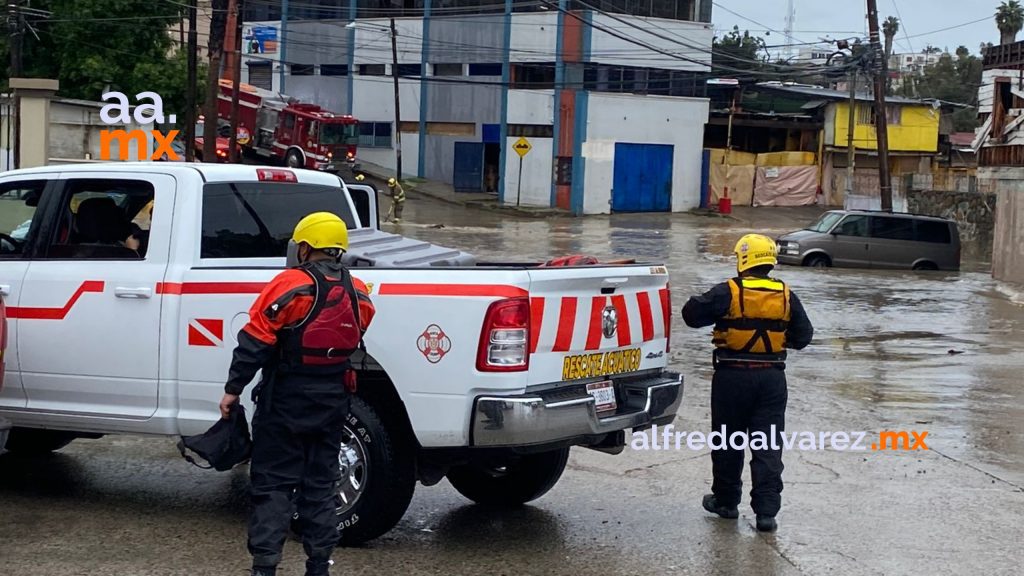 Mujer quedó atrapada al intentar cruzar por calle inundada