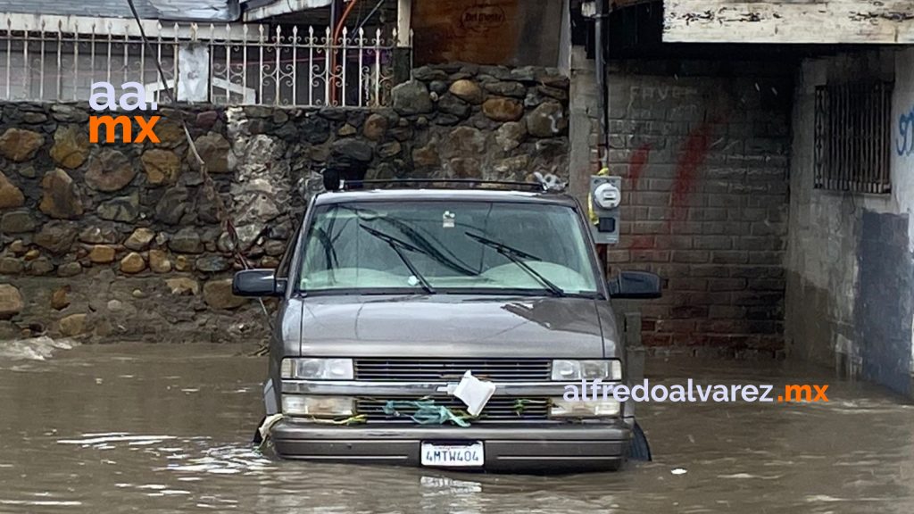 Mujer quedó atrapada al intentar cruzar por calle inundada