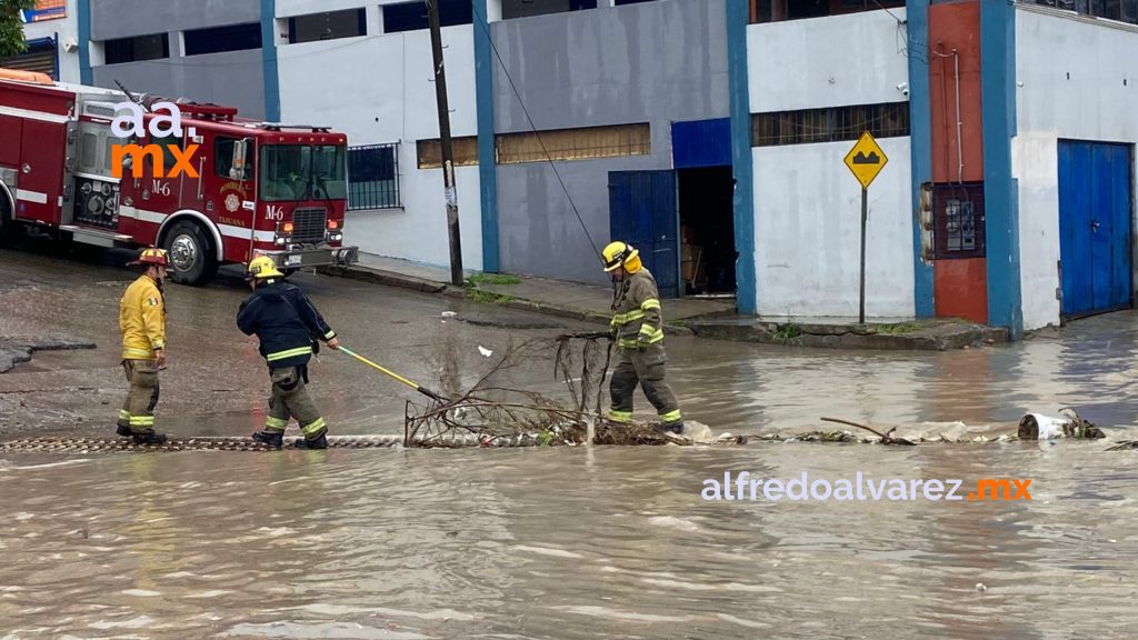 Mujer quedó atrapada al intentar cruzar por calle inundada