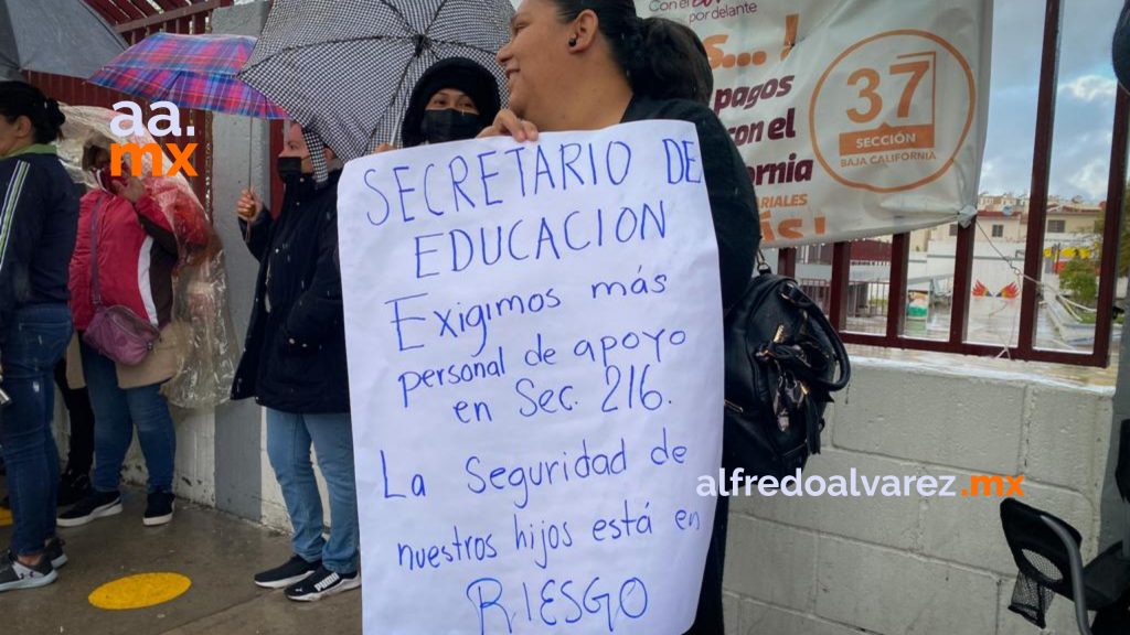 Padres de familia se manifiestan por inseguridad en secundaria