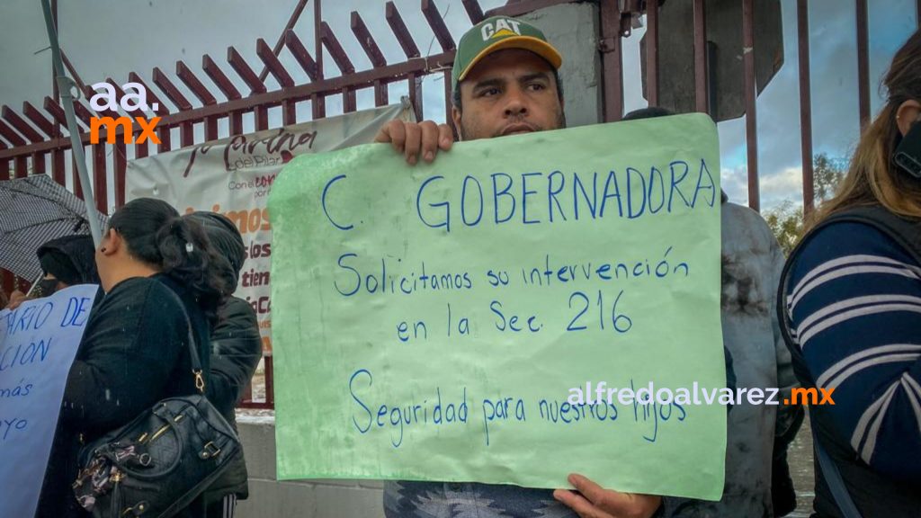Padres de familia se manifiestan por inseguridad en secundaria