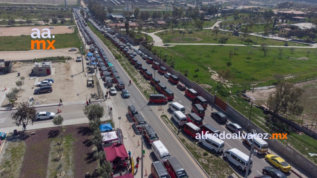 Transportistas amagan con cerrar Garitas de Otay y San Ysidro