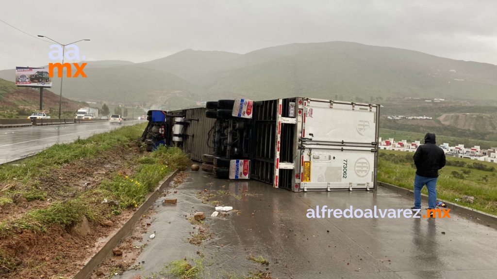 Tractocamión vuelca en el bulevar 2000 Tractocamión vuelca en el bulevar 2000