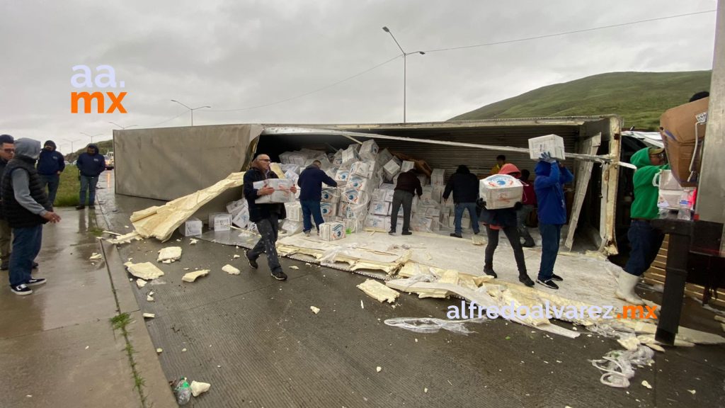 Tractocamión vuelca en el bulevar 2000 Tractocamión vuelca en el bulevar 2000