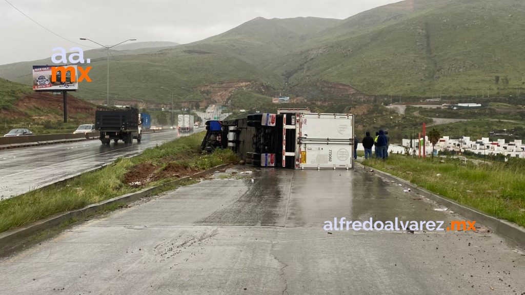 Tractocamión vuelca en el bulevar 2000 Tractocamión vuelca en el bulevar 2000