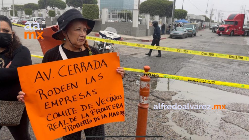 Residentes de Otay realizan bloque por los baches en la zona
