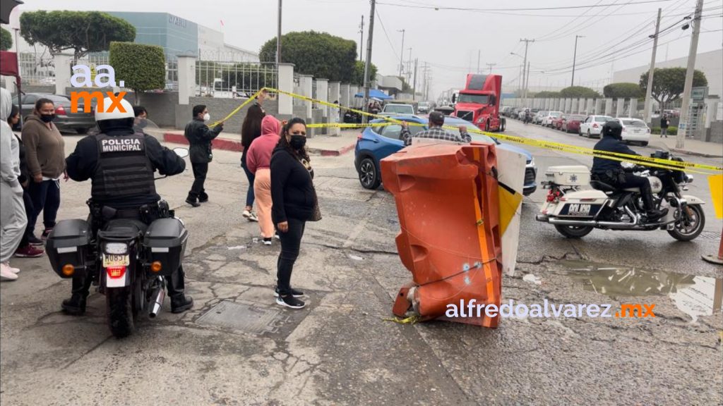 Residentes de Otay realizan bloque por los baches en la zona