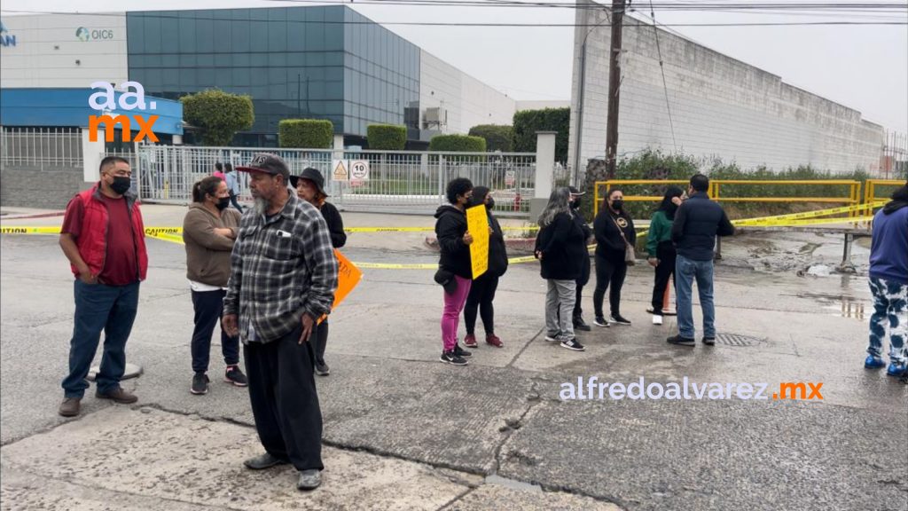Residentes de Otay realizan bloque por los baches en la zona