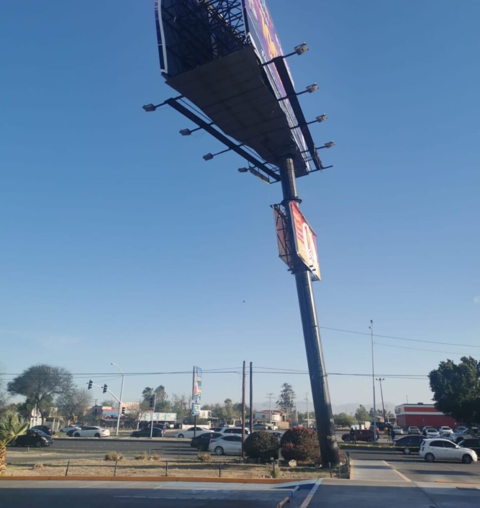 Espectacular tiene daño en la base tras los fuertes vientos en Mexicali