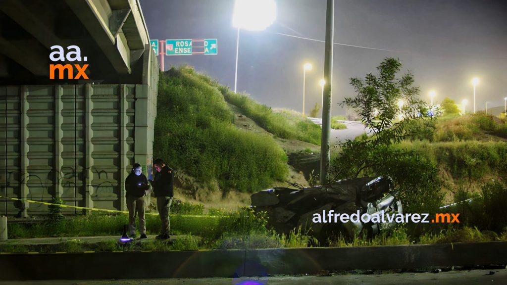 Hombre muere al perder el control y caer desde un puente